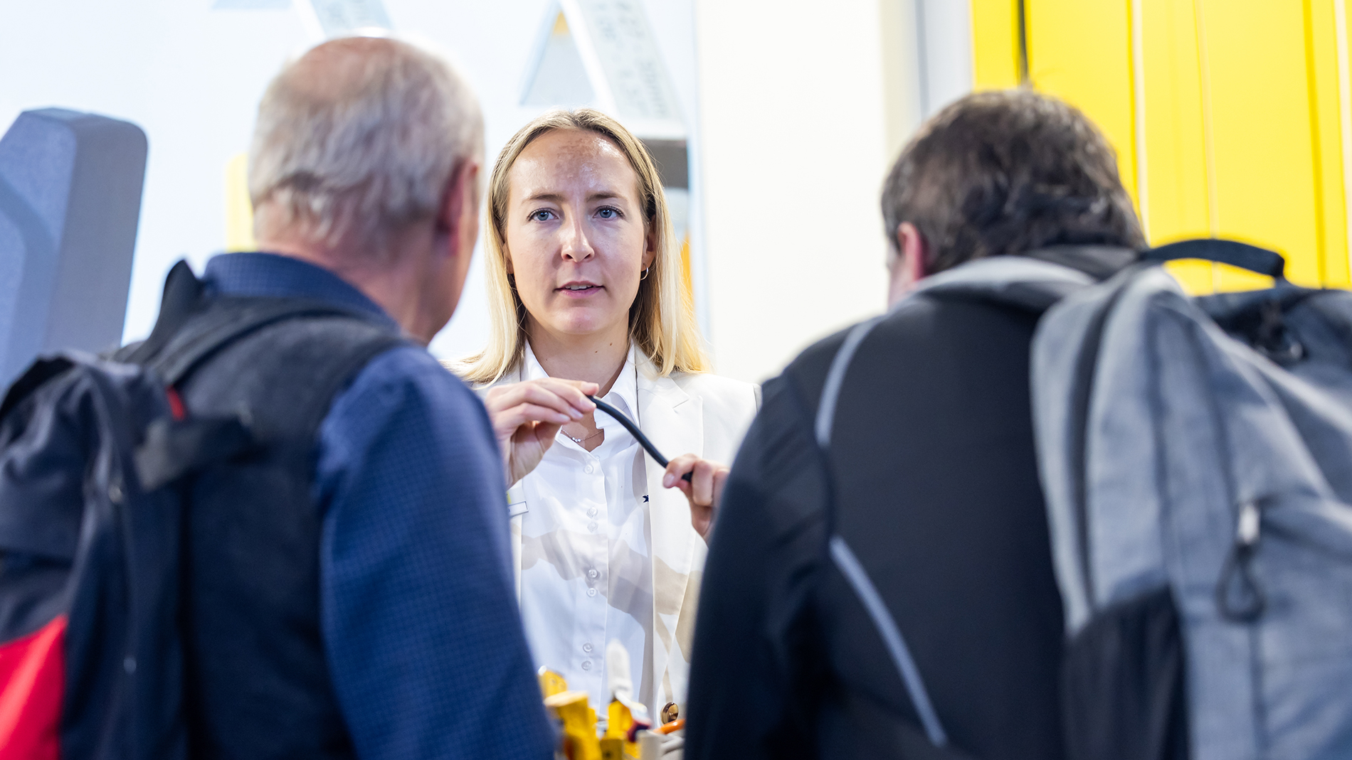 Trade visitors at a booth at the SPS in Nuremberg discussing solutions in industrial automation.