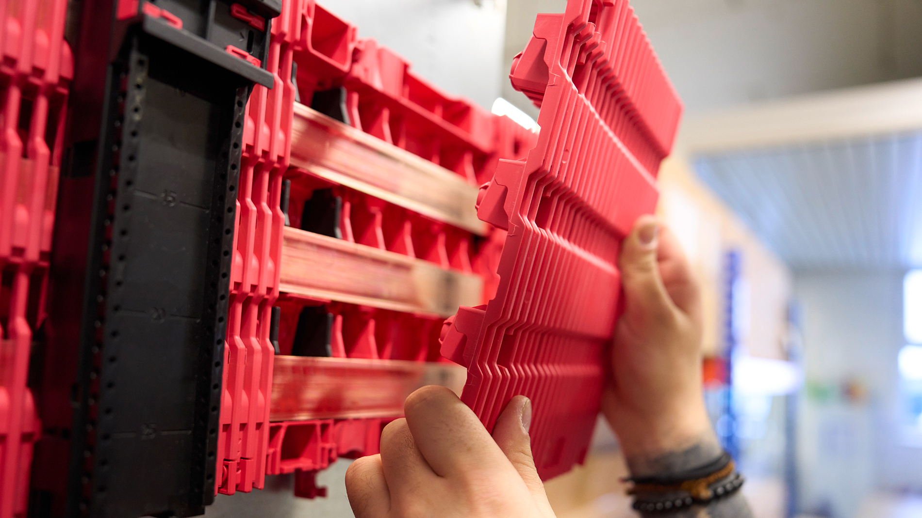 Die Schienen sitzen ohne Halterplanung sicher im RiLineX-Board – mit Berührungsschutz bis IP 2XB oder IP 3X. (Quelle: Michael Koch/Digital Fotogroup)