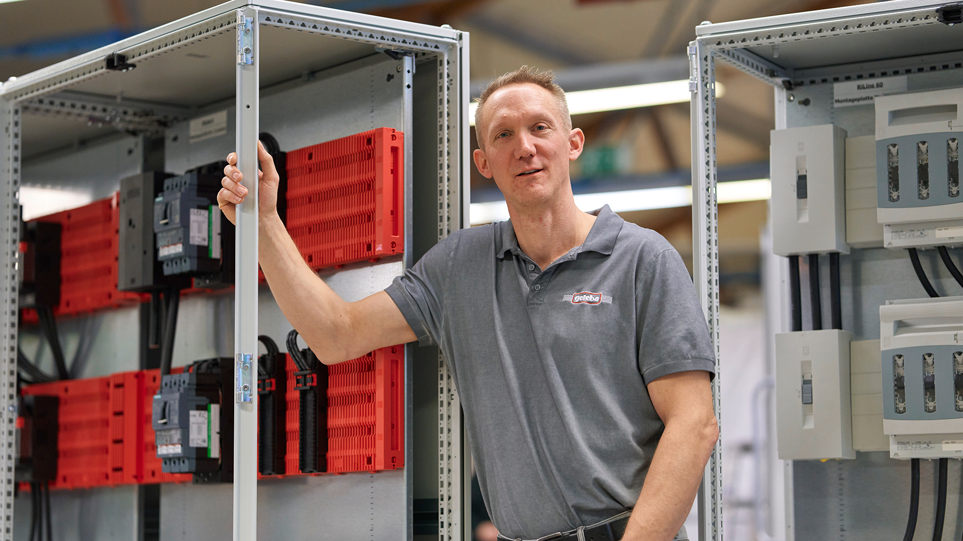 Marcel Birkenberger, Fertigungsleiter bei gefeba, zeigt auf das montierte RiLineX-Board im Schaltschrank. Er sagt: „Wir sparen eine halbe Schicht pro Schaltschrank.“ (Quelle: Michael Koch/Digital Fotogroup)