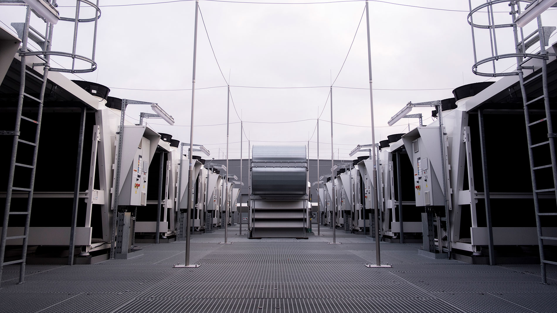 Kälteoptimierung per KI: Der Kältemanager steuert alle Kälteanlagen auf dem Dach des Gebäudes von NTT DATA, automatisch. Dadurch sind Einsparungen von bis zu 35 Prozent der elektrischen Energie möglich. Bild: WAGO GmbH & Co. KG