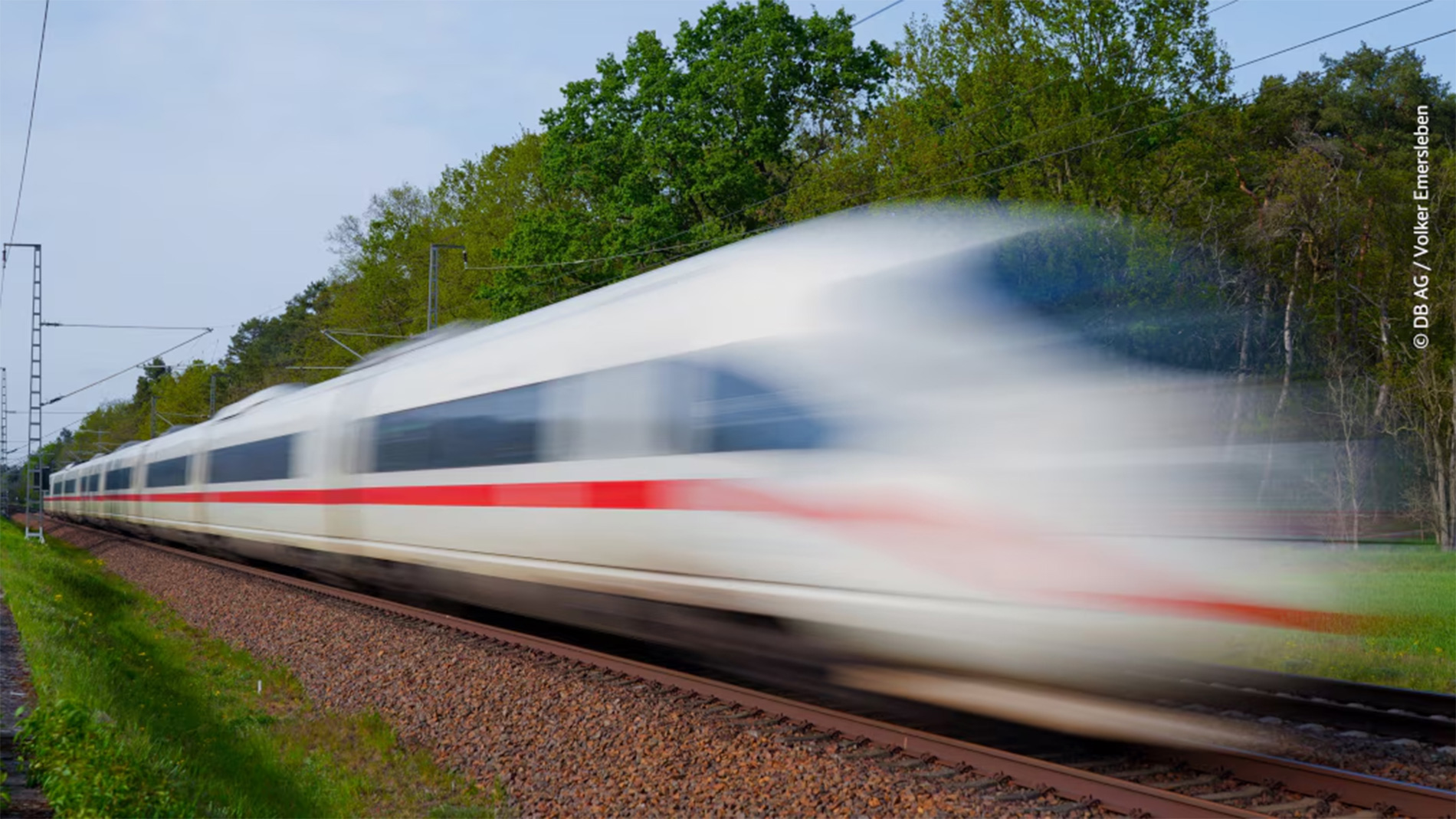 Deutsche Bahn train at a railway platform. The image refers to the DB Event Ticket for travelling to the SPS. Copyright: DB AG/ Volker Emersleben