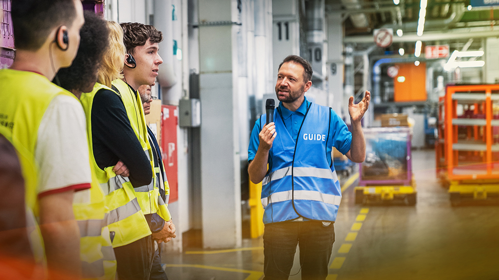 Automatisierter Karosseriebau im BMW Werk Leipzig mit Industrierobotern bei der Fertigung von Fahrzeugrohkarossen.