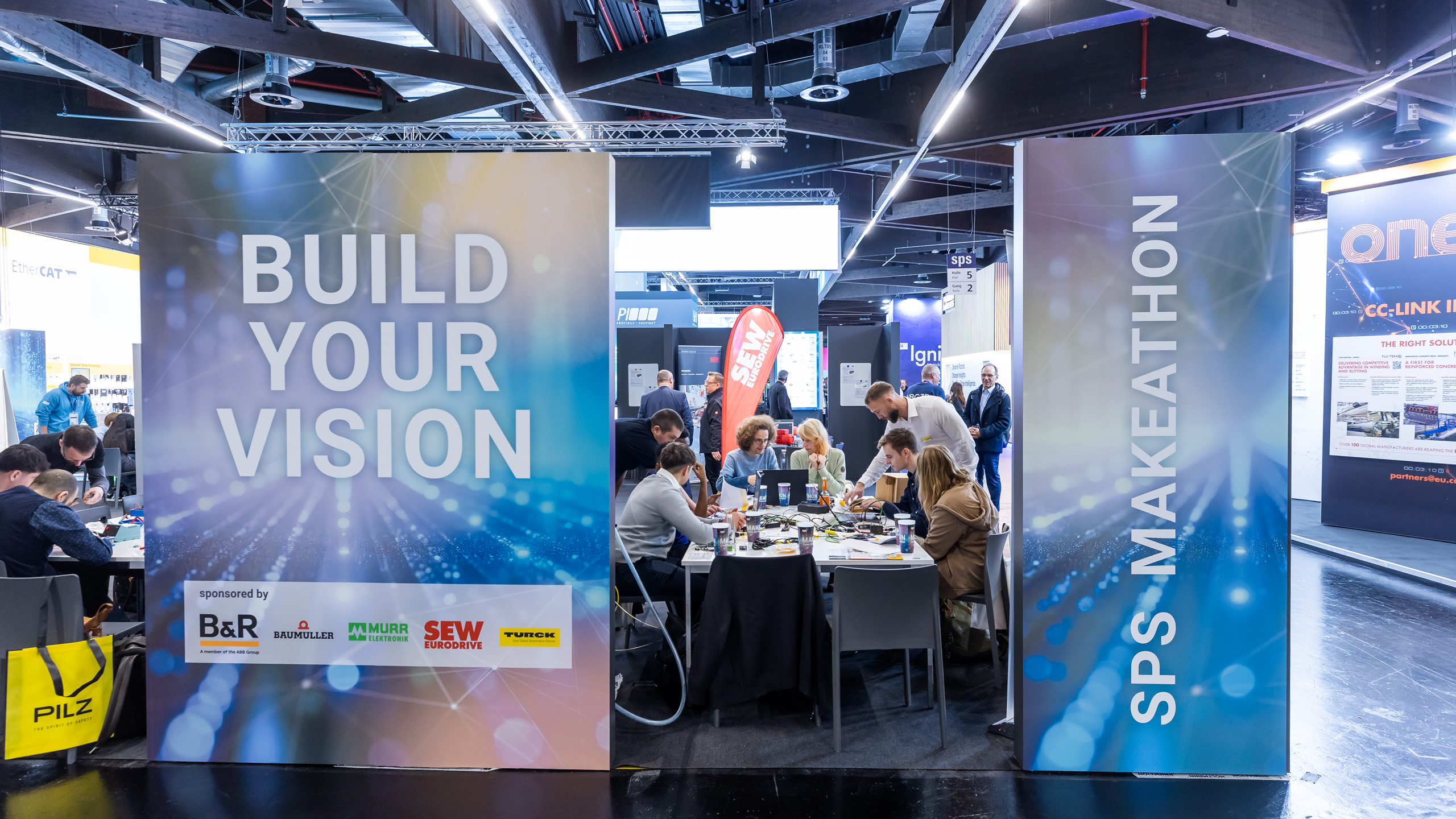 Build your vision” was one of the messages at the SPS Makeathon stand, where young talents work together on technical challenges in the automation industry.