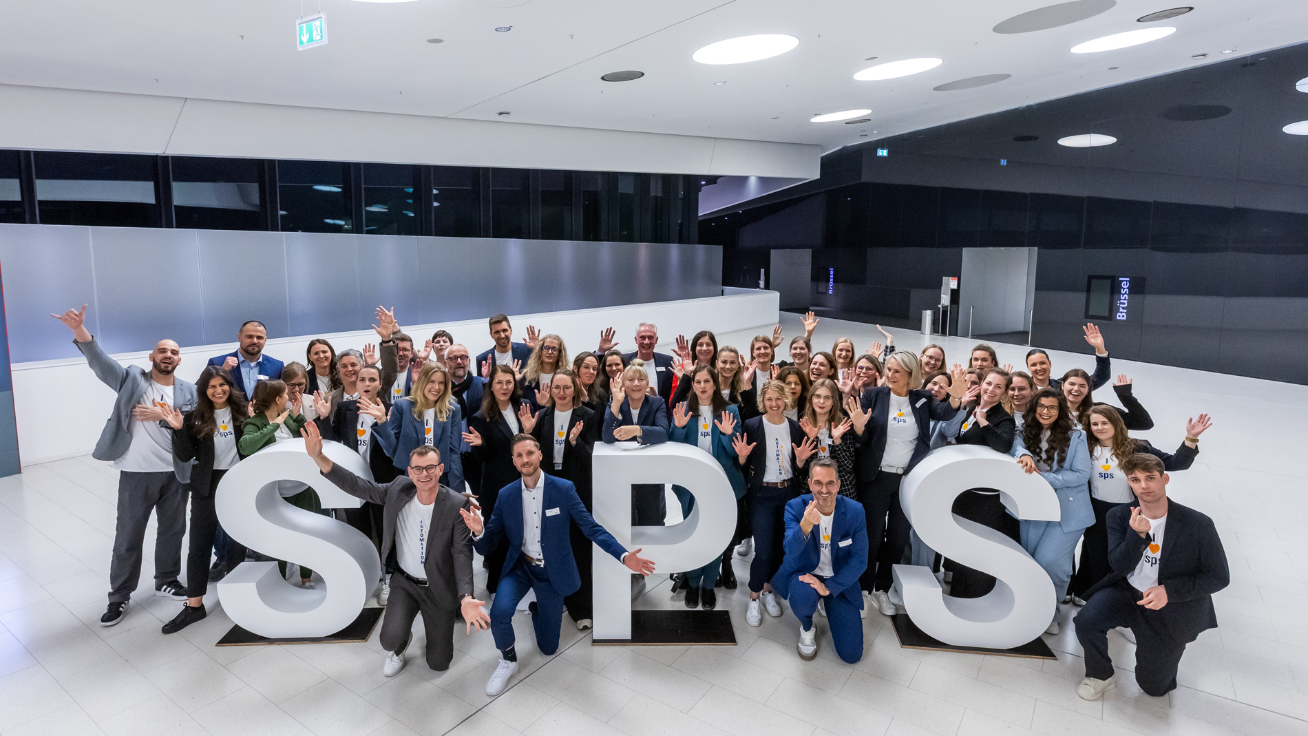 Das SPS Team auf dem Messegelände in Nürnberg vor der Veranstaltung für industrielle Automatisierung.