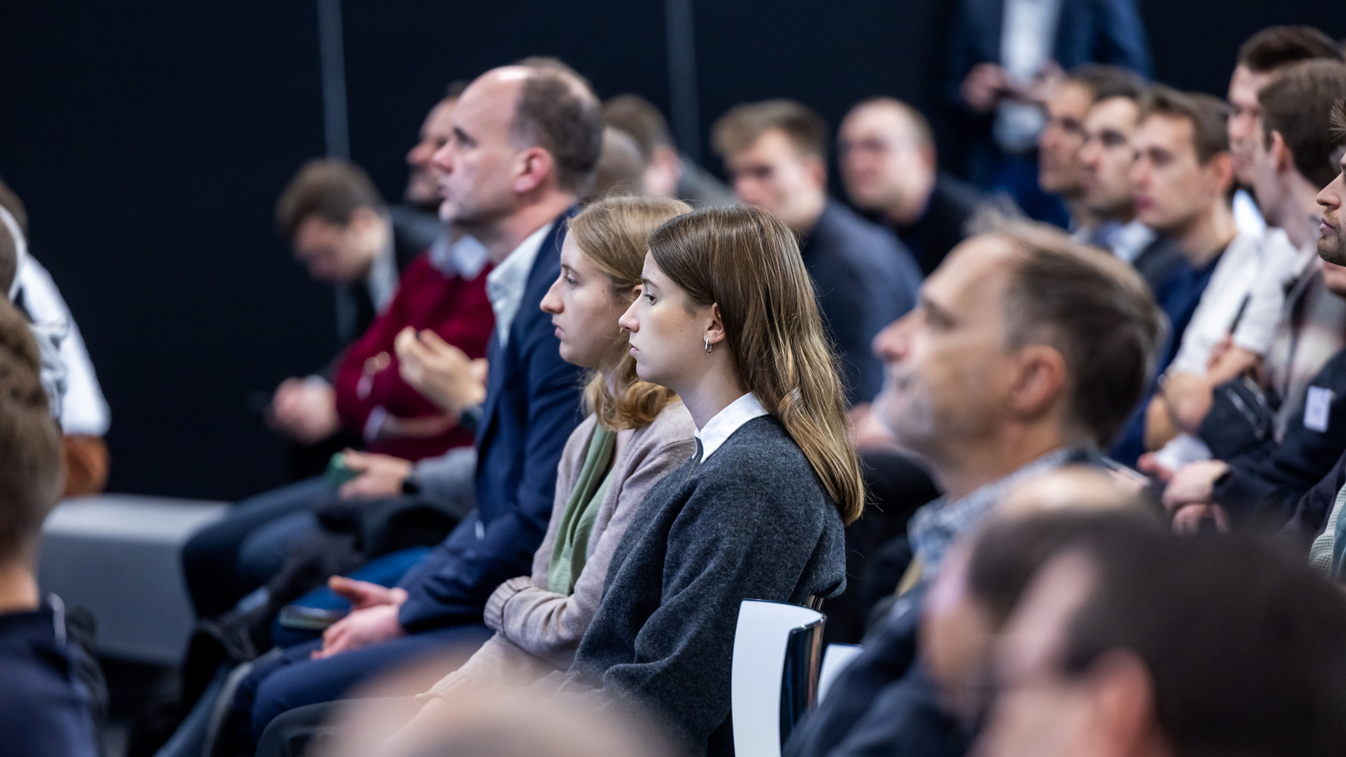 Blick ins Publikum, das aufmerksam einer Präsentation auf einer SPS Stage folgt.