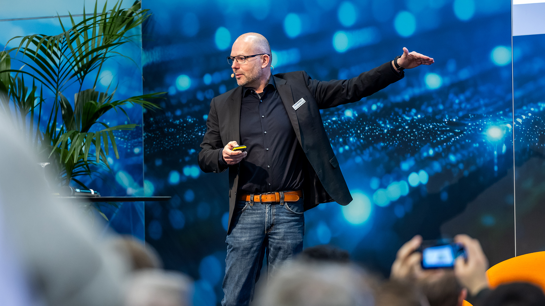 Ein Experte spricht auf der SPS Bühne über Industrial AI und Anwendungen in der industriellen Automatisierung.