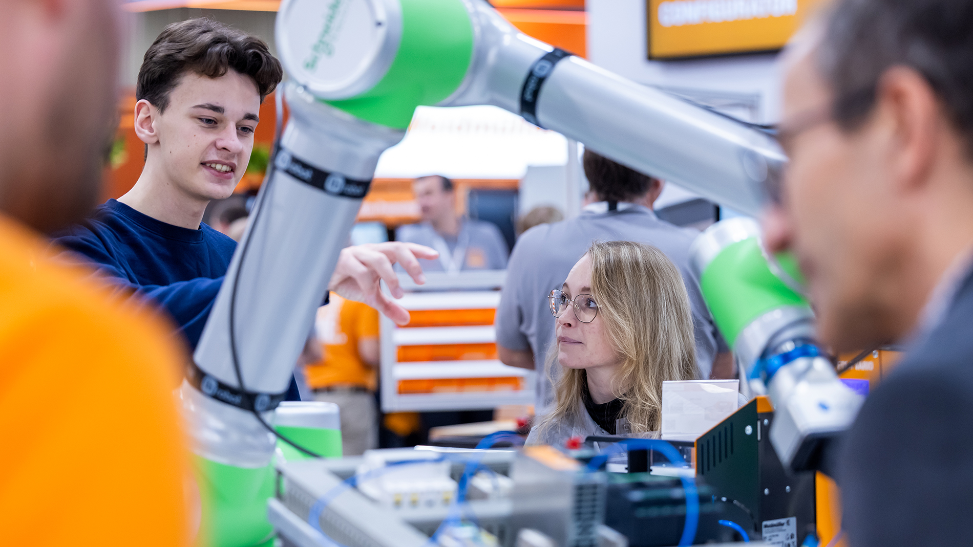 Besucher im Gespräch über Automatisierung auf der SPS Messe.