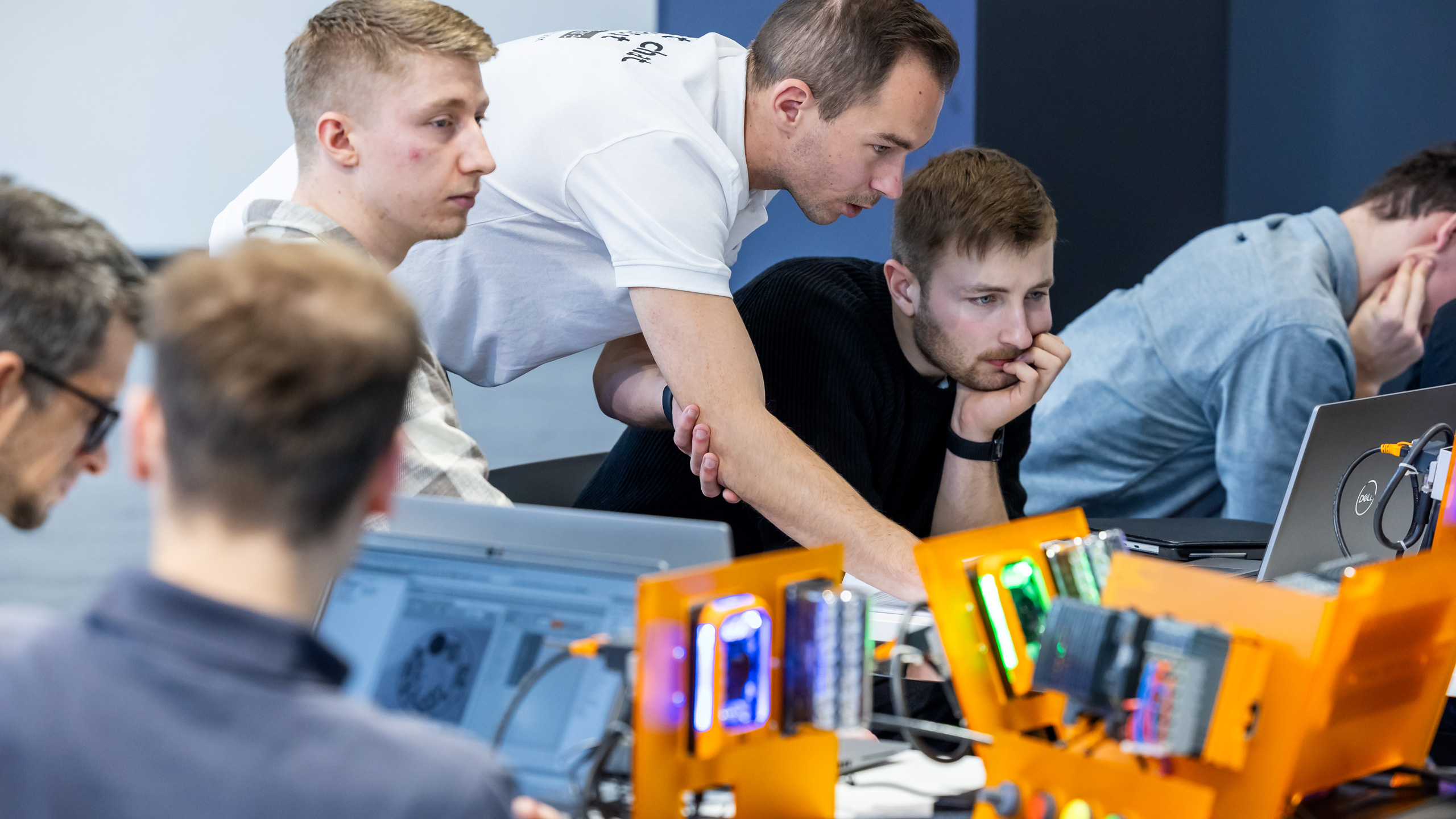 Experts from participating companies not only define the challenges at the SPS Makeathon but also support young talents during implementation.