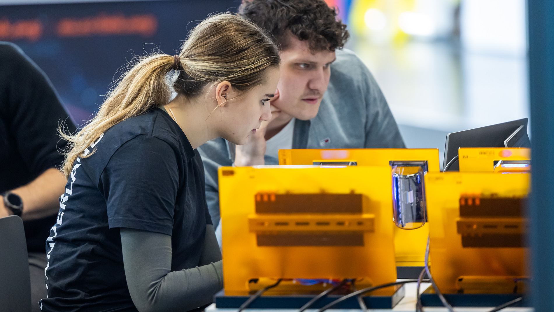 Young Talents testen Anwendungen an Maschinen und gewinnen auf der SPS 2026 wertvolle Einblicke in Automatisierung und industrielle Technologien.
