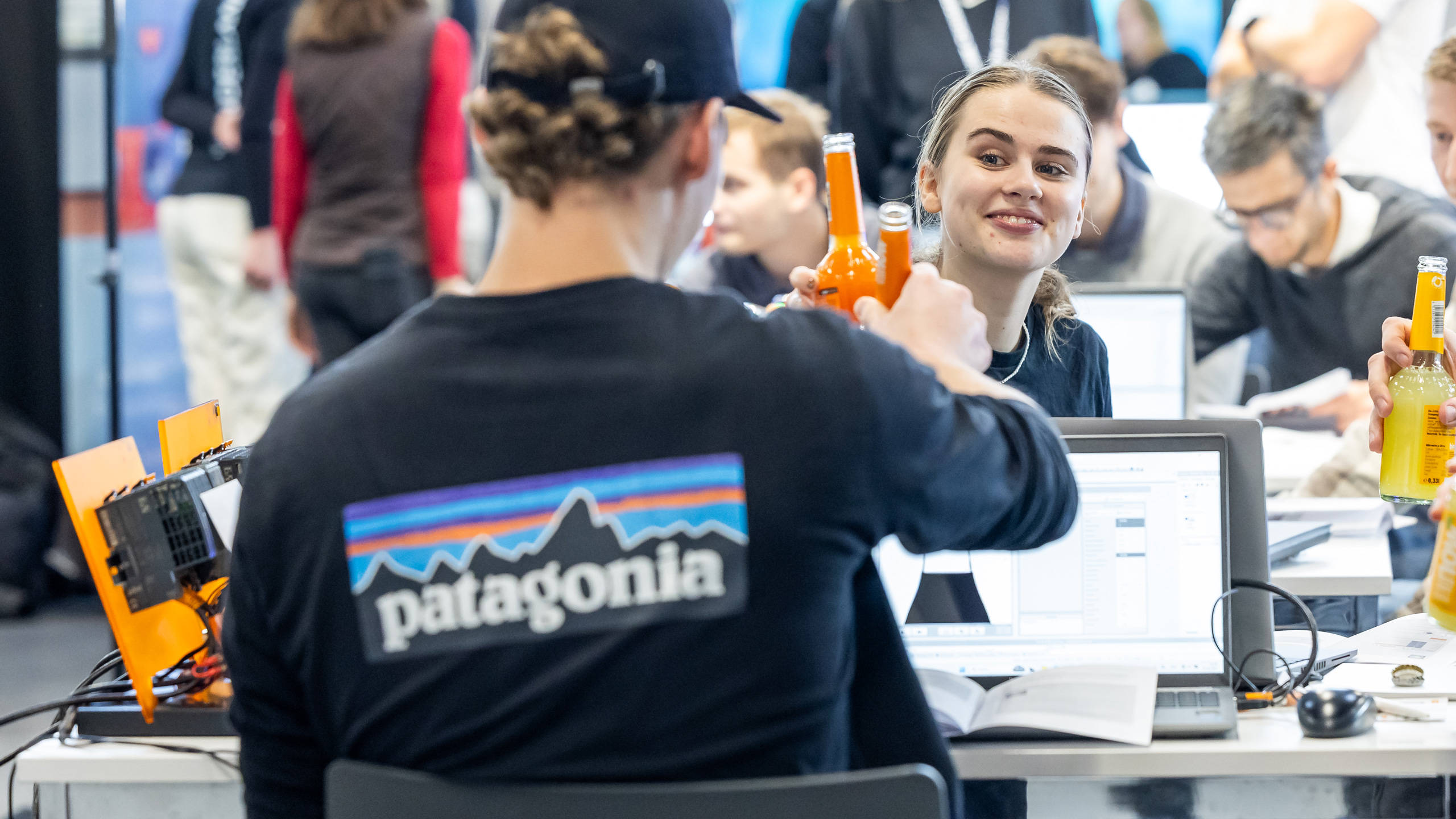 Young talents collaborate on challenges at the SPS Makeathon and celebrate their progress together at the project table.