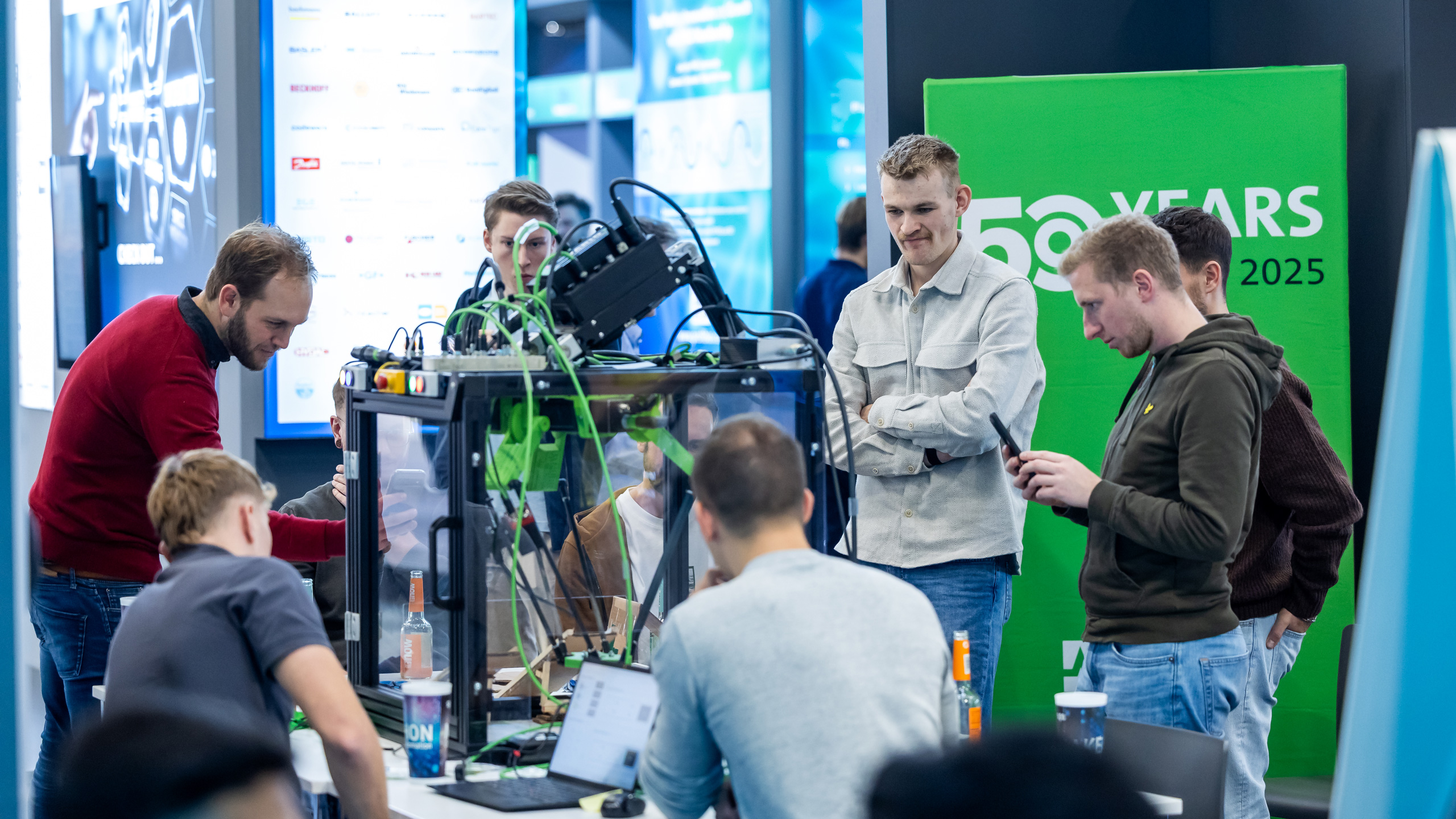 Young talents work together on technical challenges at the SPS Makeathon and develop solutions.