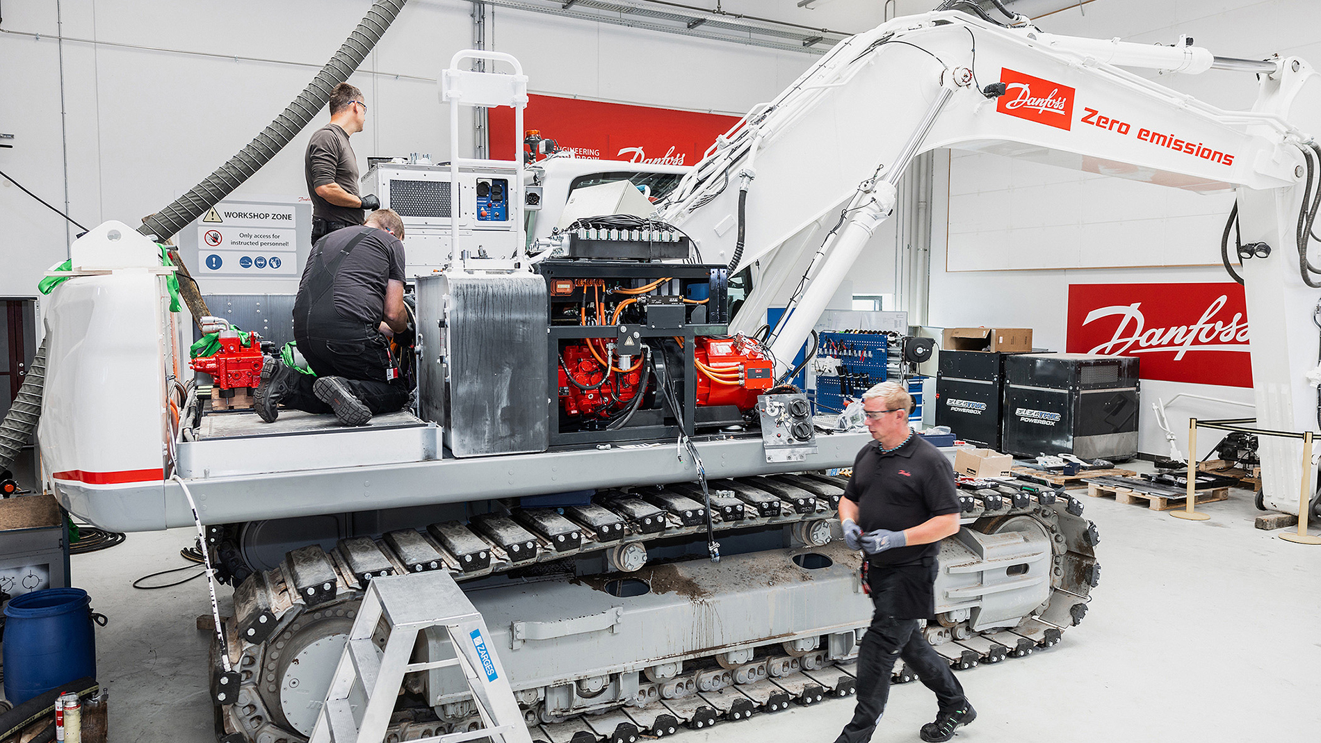 Image source: Danfoss // Danfoss engineers replaced the excavator’s conventional swashplate hydraulic pump with the DDP180D pump/motor.