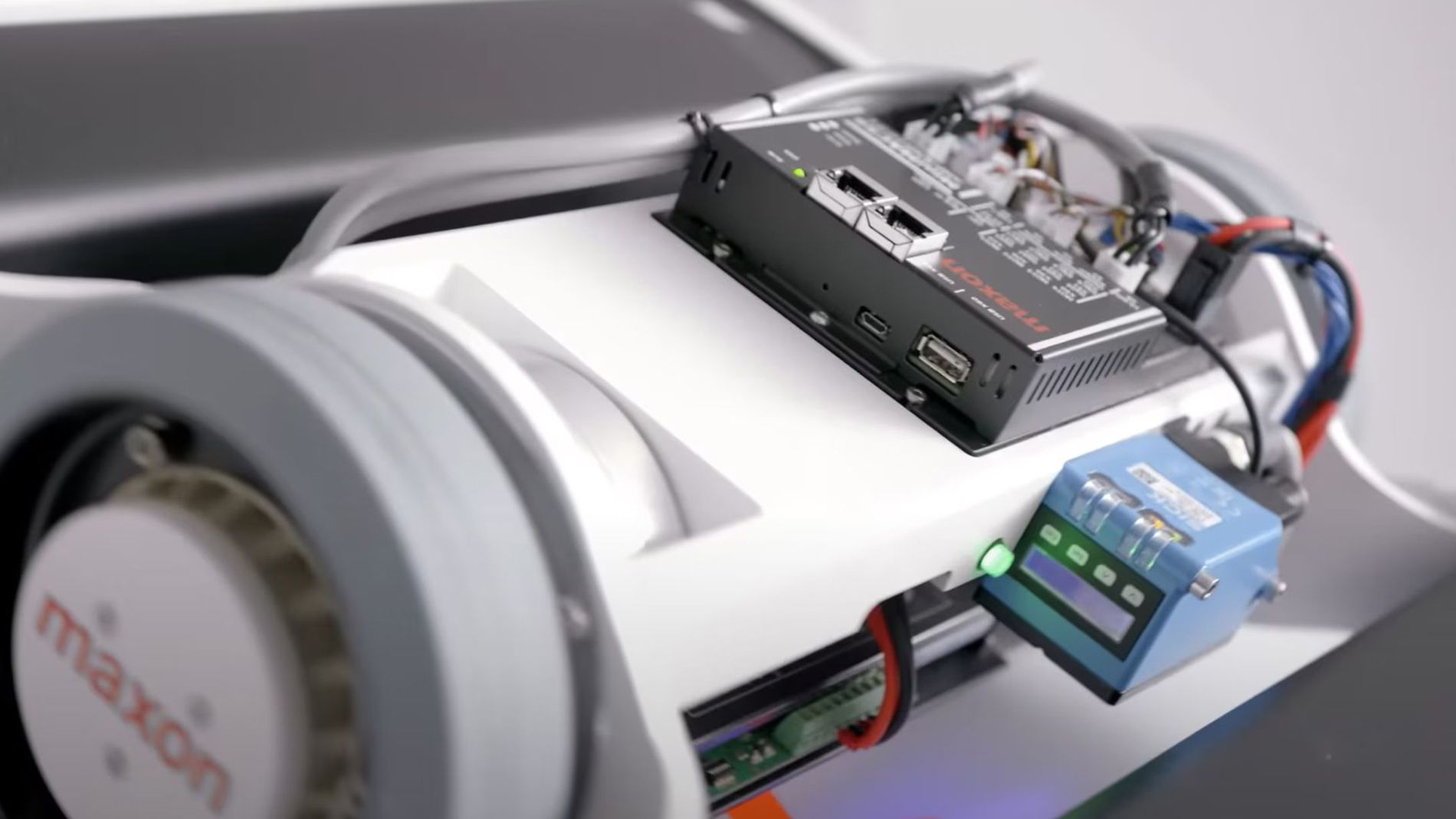 Mit maxon MIND wird der Motor zum Sensor: Aus den Signalen, die der Controller erfasst, schließt die Lösung auf den Zustand des ganzen Antriebsstrangs. Bild: maxon